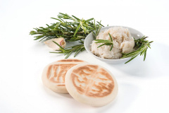 Tigelle e lardo con aglio e rosmarino - Tigelle and lard